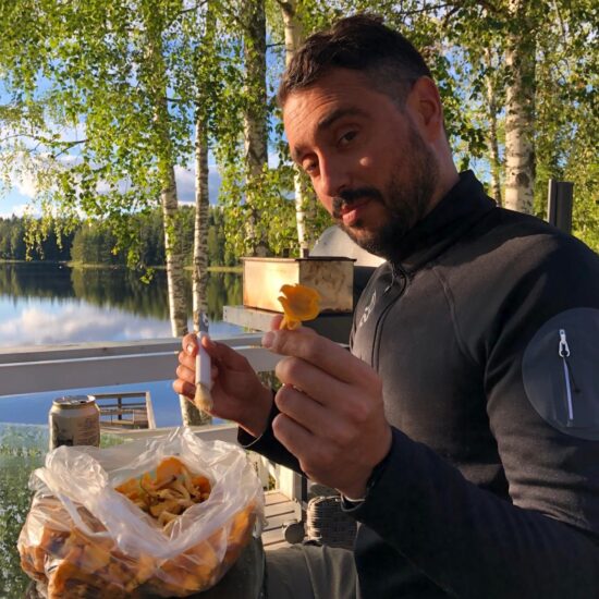 Stefano recolectando setas en el bosque de Finlandia