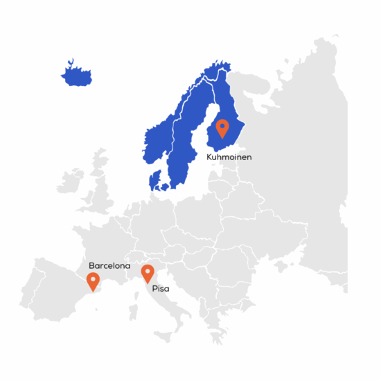 Una foto que muestra un mapa de Europa. Finlandia, Suecia, Noruega e Islandia están resaltados en azul oscuro. Se han colocado tres marcadores de ubicación en el mapa: uno en Kuhmoinen, Finlandia; otro en Barcelona, España; y un tercero en Pisa, Italia.