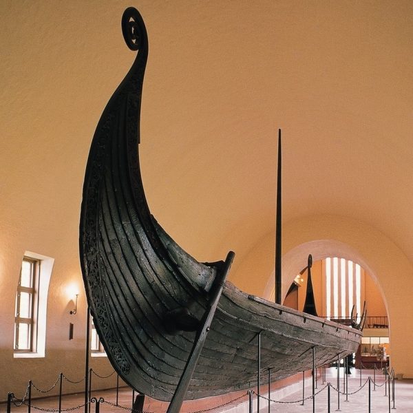 Osebergskipet-pa-Vikingskipshuset-Bygdoy-Johan Berge2